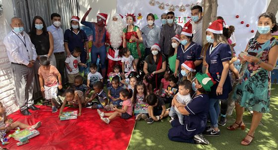 Nivel central celebró la Navidad con niños y niñas del jardín infantil Mariano Puga de la población La Legua