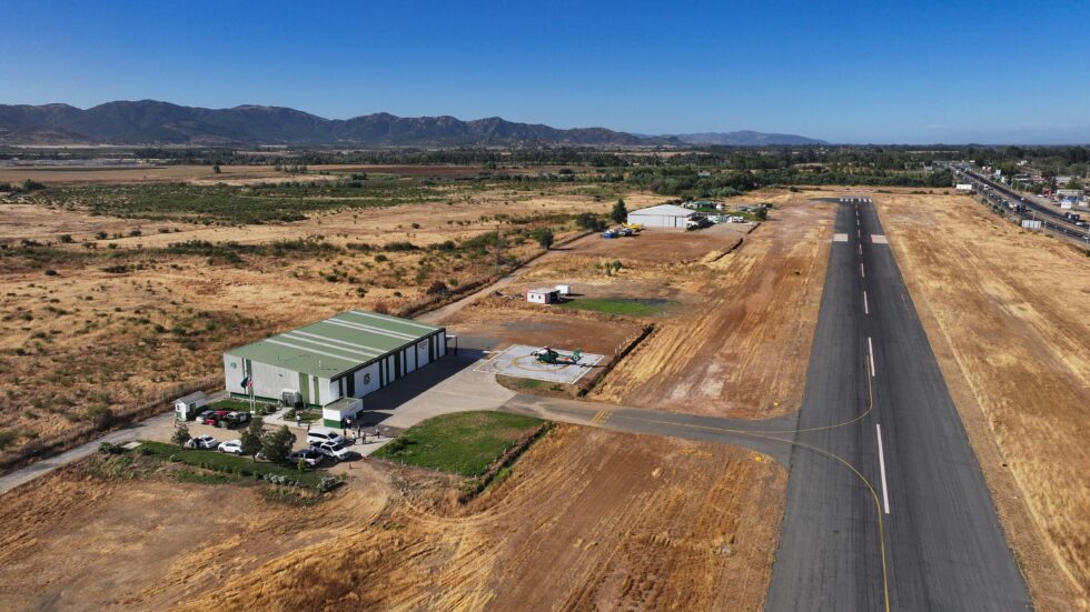 Vista aérea del punto de posada de emergencia para helicópteros del aeródromo Panguilemo, Talca, región del Maule