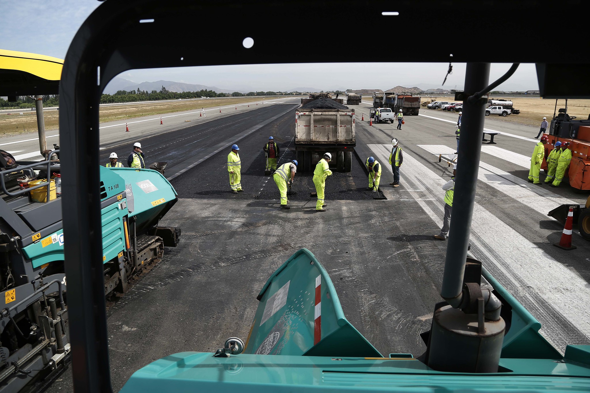 Trabajadores-realizan-obras-de-reparacion-de-una-de-las-pistas-del-aeropuerto-internacional-Arturo-Merino-Benitez-de-Santiago Trabajadores-realizan-obras-de-reparacion-de-una-de-las-pistas-del-aeropuerto-internacional-Arturo-Merino-Benitez-de-Santiago