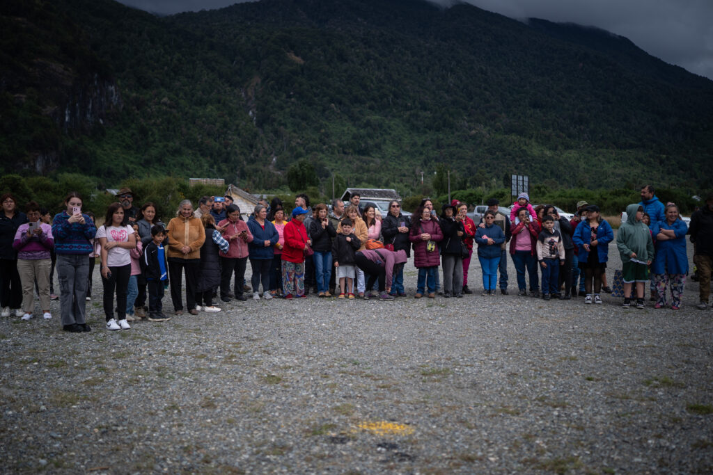 Habitantes de la localidad de La Junta, comuna de Cisnes,. región de Aysén, asisten a la inauguración del nuevo punto de posada para helicópteros de emergencia situado en el aeródromo local