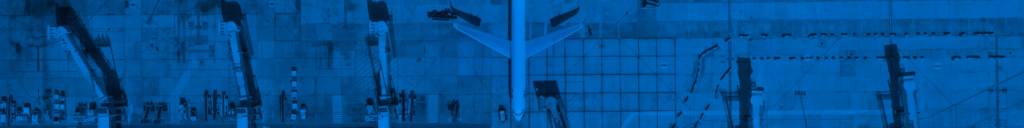 Imagen en la que aparece un avión estacionado en la loza de un aeropuerto con una manga conectada a su puerta delantera para facilitar el embarque y desembarque de pasajeros