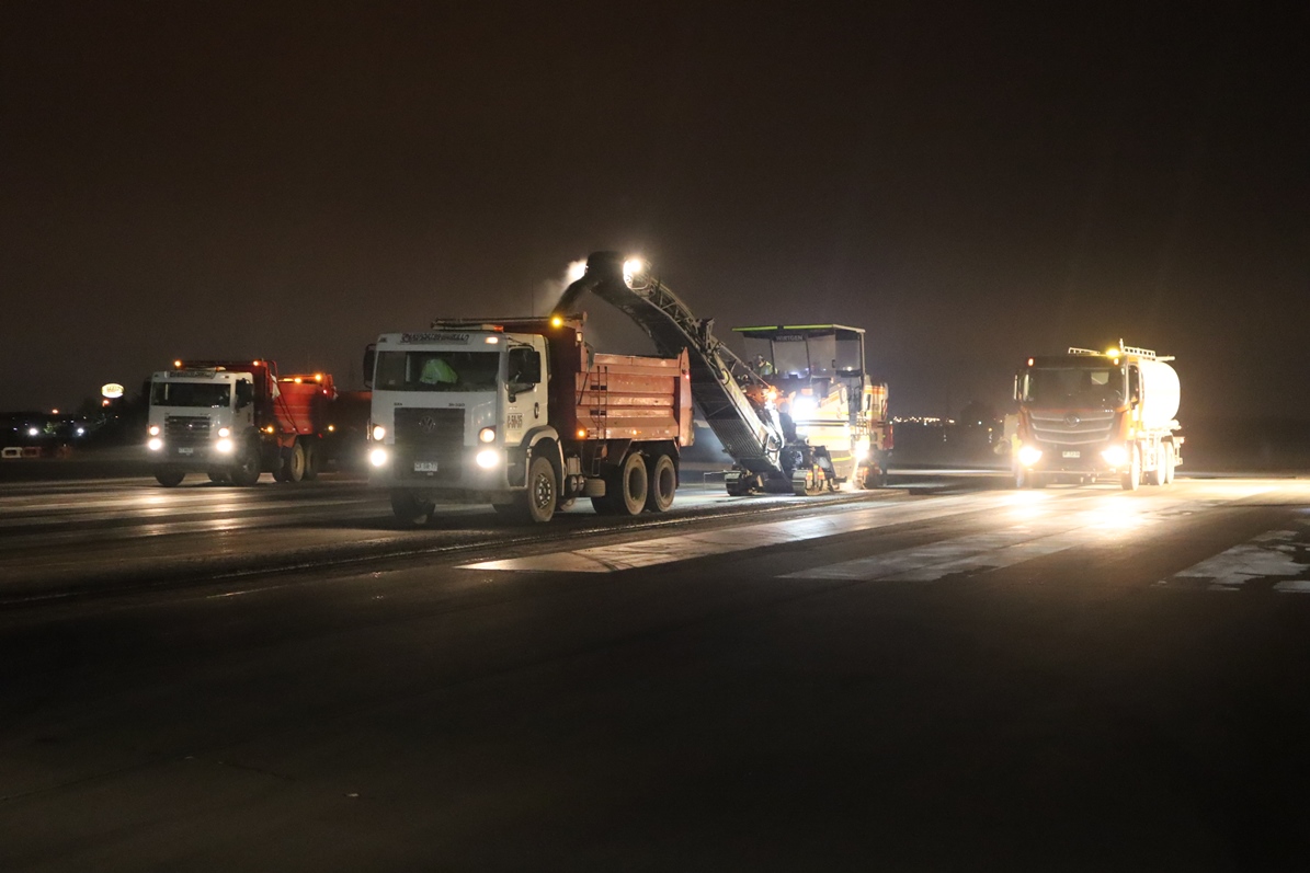 Trabajos nocturnos en pista del aeródromo La Florida, La Serena