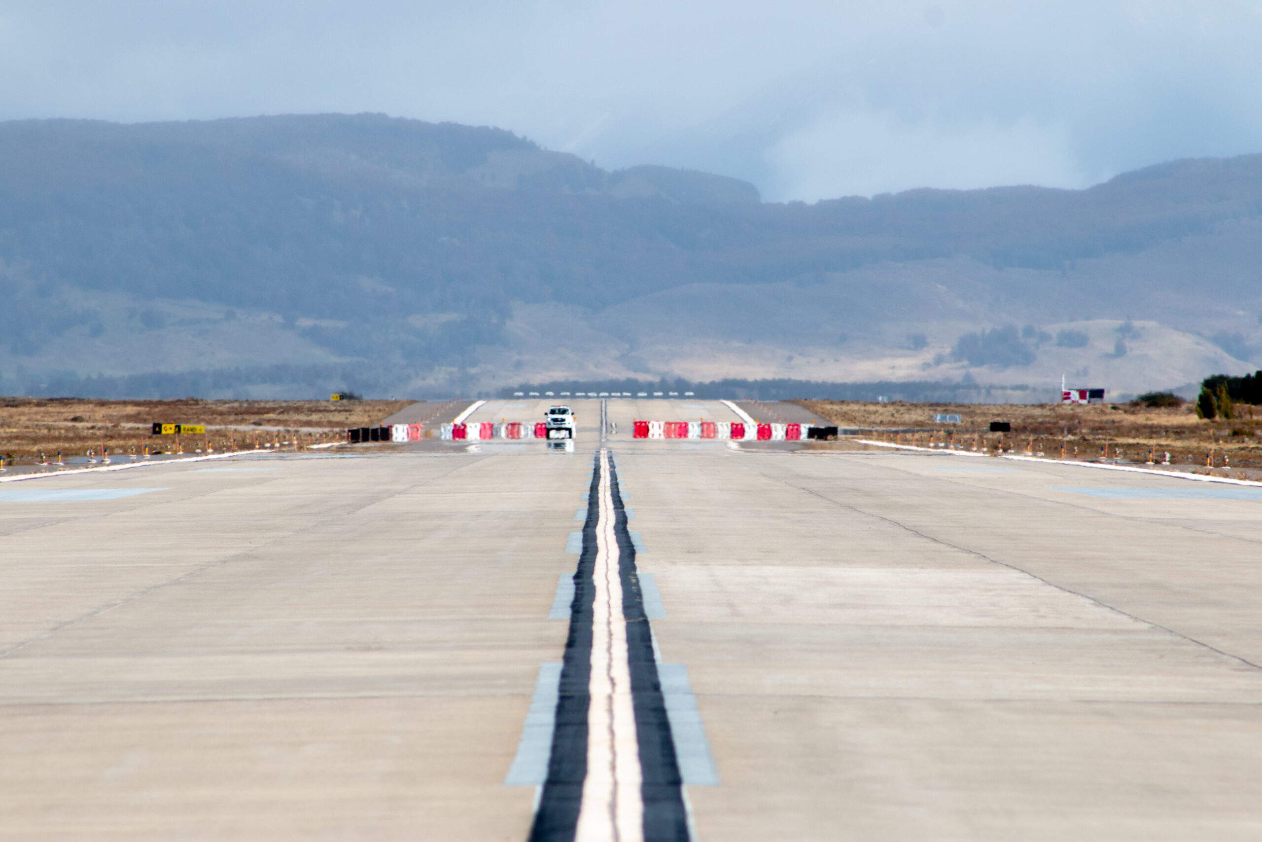 Pista del aeródromo Balmaceda, región de Aysén, donde la DAP desarrolla mejoras por 34 mi millones de pesos.