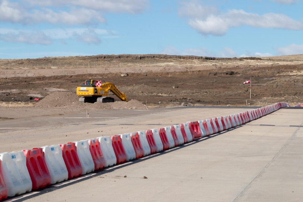 Trabajos de ensanchamiento de la pista del aeródromo Balmaceda, región de Aysén, donde la DAP desarrolla mejoras por 34 mi millones de pesos.