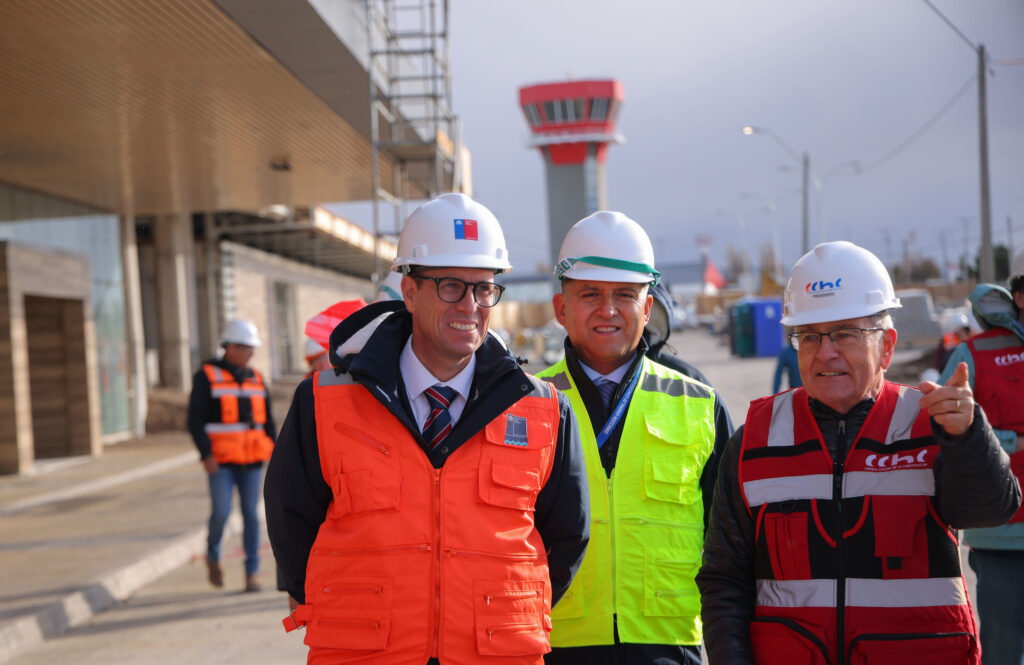 ministro-arrau-inspecciona-construccion-del-nuevo-terminal-de-pasajeros-del-aerodromo-Balmaceda-region-de-Aysen