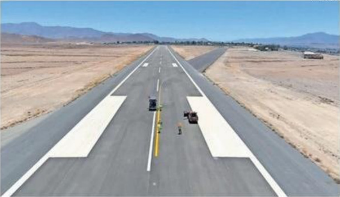 Vista aérea de trabajos en la pista del aeródromo de Vallenar, provincia del Huasco, región de Atacama