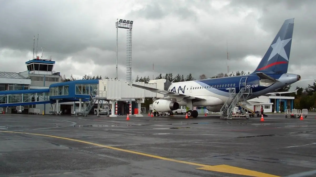 imagen-de-avion-sobre-plataforma-comercial-del-aerodromo-Canal-Bajo-de-Osorno