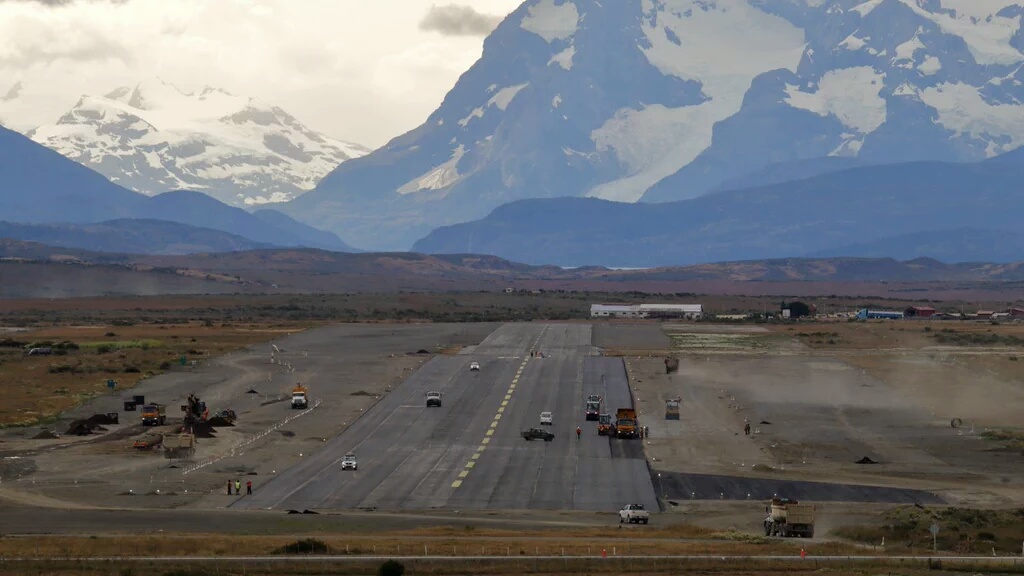 Vista aérea de trabajos en la pista del aeródromo Teniente JUlio Gallardo de Puerto Natales, región de Magallanes