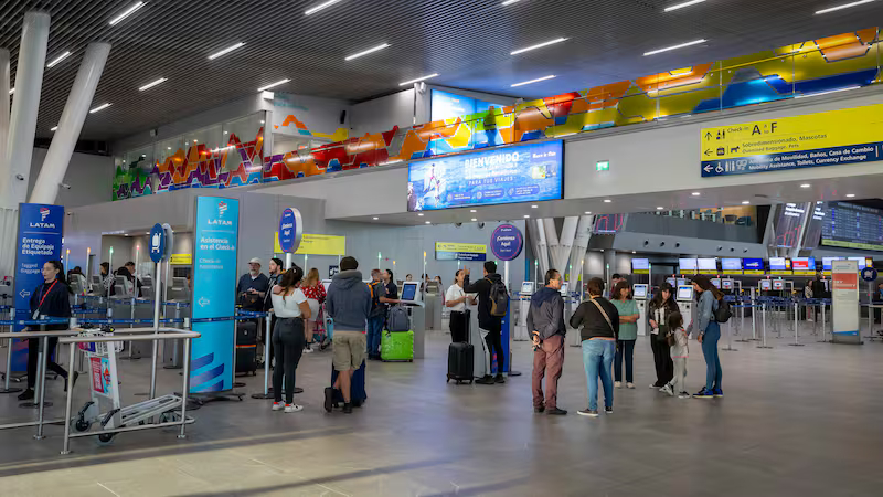 Pasajeros el interior del terminal internacional del aeropuerto de Santiago Arturo Merino Benítez