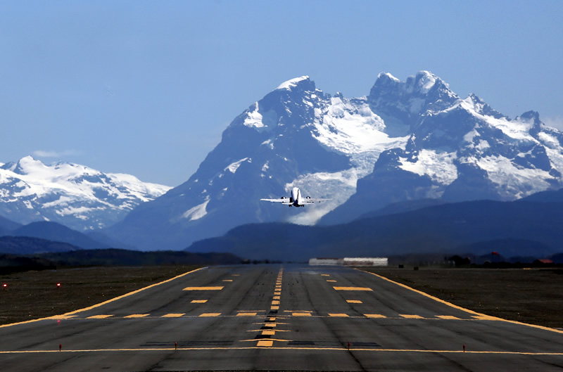 vista-de-avion-despegando-de-aerodromo-teniente-julio-gallardo-de-puerto-natales